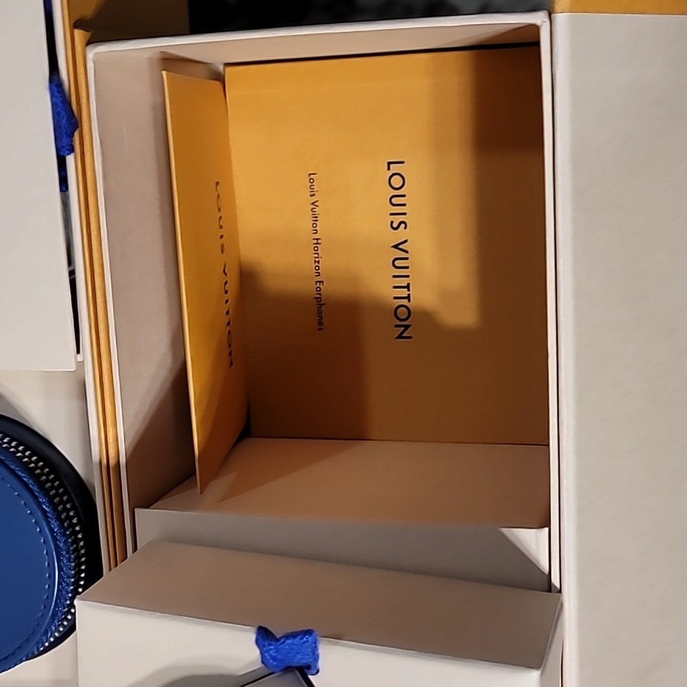 Louis Vuitton Earphones  Monogram Horizon Wireless Bluetooth With Case - Picture 8 of 13
